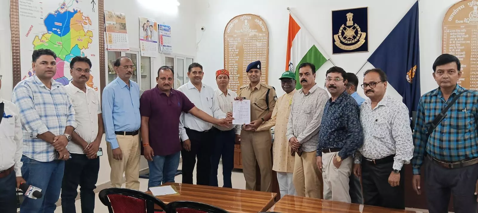 पन्ना में अधिमान्य पत्रकारों ने कलेक्टर और एसपी को सौंपा ज्ञापन, मुख्यमंत्री के नाम भी भेजा मांग पत्र पन्ना में अधिमान्य पत्रकारों ने कलेक्टर और एसपी को सौंपा ज्ञापन, मुख्यमंत्री के नाम भी भेजा मांग पत्र
