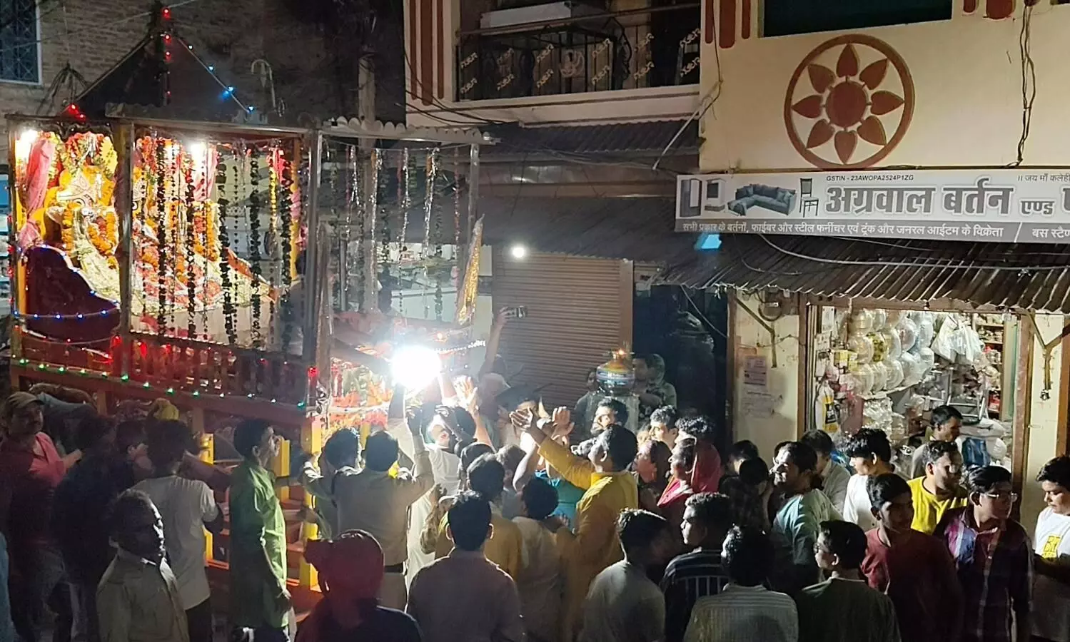 वापिस लौटी भगवान श्री जगन्नाथ स्वामी की बारात, रंगोली सजाकर एवं आरती उतारकर श्रद्धालुओं द्वारा किया गया बारात का स्वागत वापिस लौटी भगवान श्री जगन्नाथ स्वामी की बारात, रंगोली सजाकर एवं आरती उतारकर श्रद्धालुओं द्वारा किया गया बारात का स्वागत