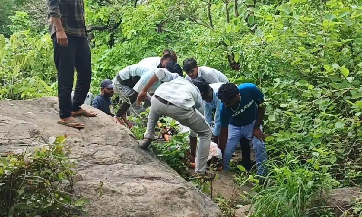 वृहस्पति कुण्ड में डूबे तीन में से एक युवक का दूसरे दिन मिला शव, एसडीआरएफ का रेस्क्यू आपरेशन जारी वृहस्पति कुण्ड में डूबे तीन में से एक युवक का दूसरे दिन मिला शव, एसडीआरएफ का रेस्क्यू आपरेशन जारी