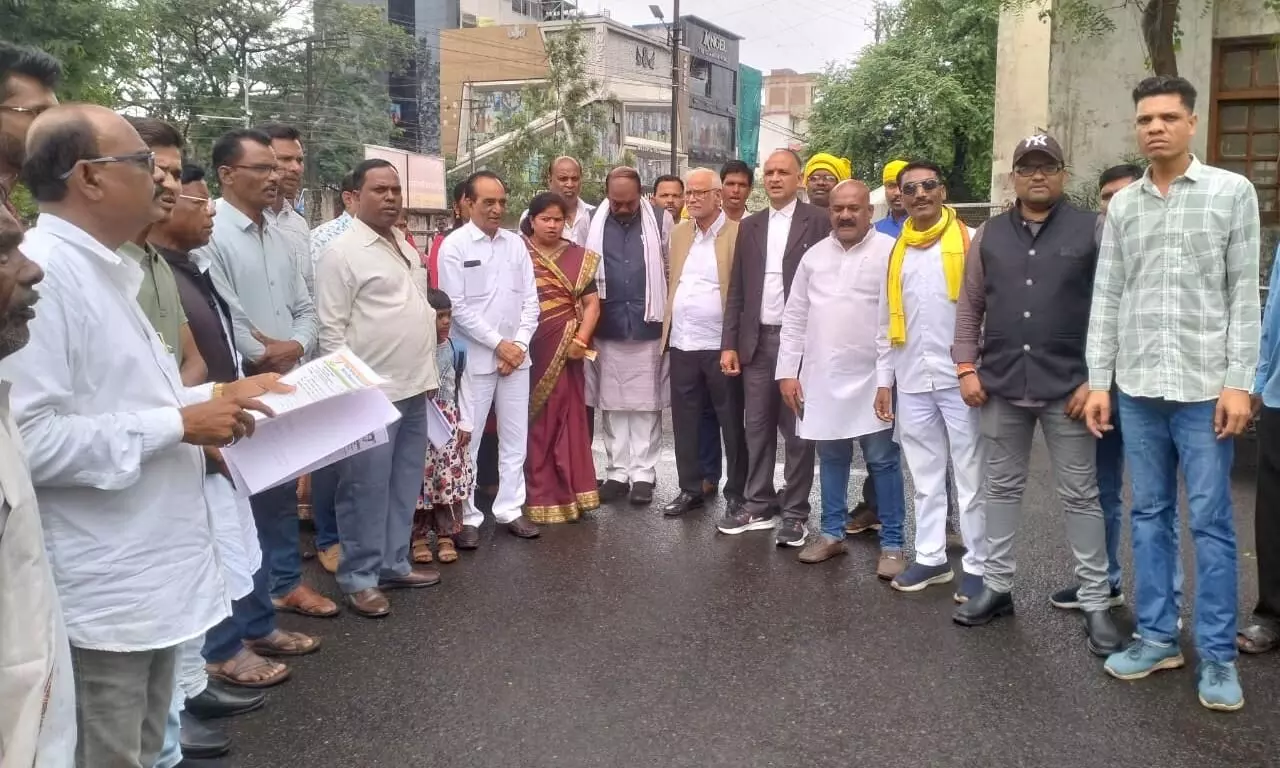 कांग्रेस आदिवासी प्रकोष्ठ ने राष्ट्रपति के नाम कलेक्टर को सौंपा ज्ञापन कांग्रेस आदिवासी प्रकोष्ठ ने राष्ट्रपति के नाम कलेक्टर को सौंपा ज्ञापन