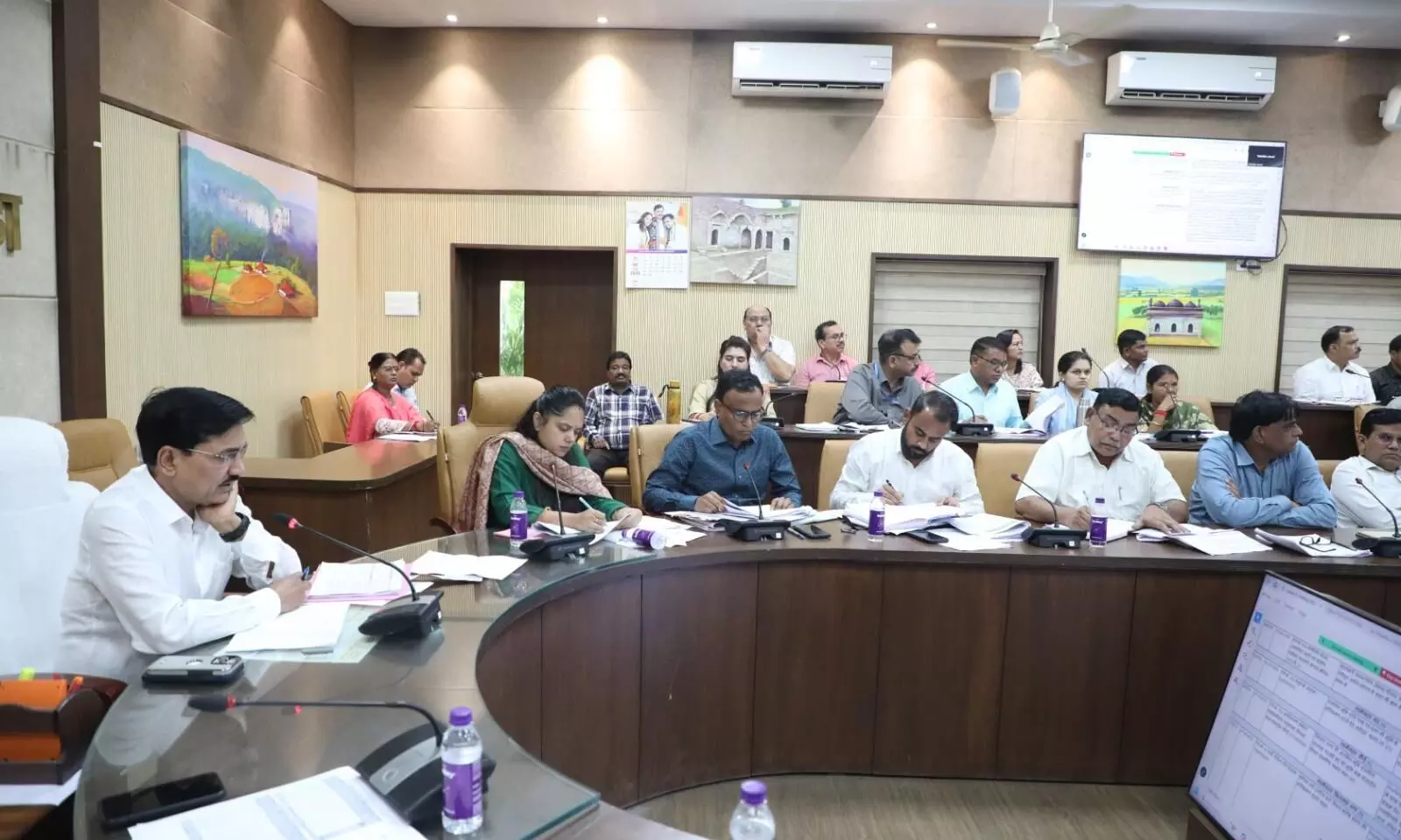 यातायात व्यवस्था बनाने में फेल, आरटीओ टीआई, डीएसपी ट्रैफिक को थमाया नोटिस यातायात व्यवस्था बनाने में फेल, आरटीओ टीआई, डीएसपी ट्रैफिक को थमाया नोटिस