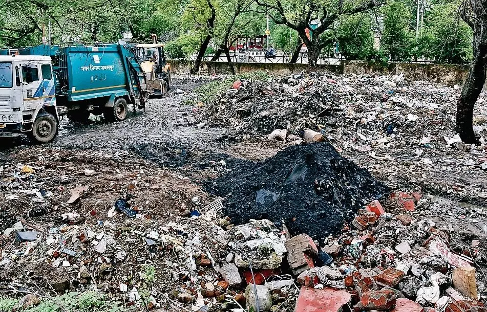 एक तरफ सौंदर्यीकरण की बातें, दूसरी ओर तालाब के किनारे ही बना दिया है कचरे का डम्पिंग पाॅइंट एक तरफ सौंदर्यीकरण की बातें, दूसरी ओर तालाब के किनारे ही बना दिया है कचरे का डम्पिंग पाॅइंट