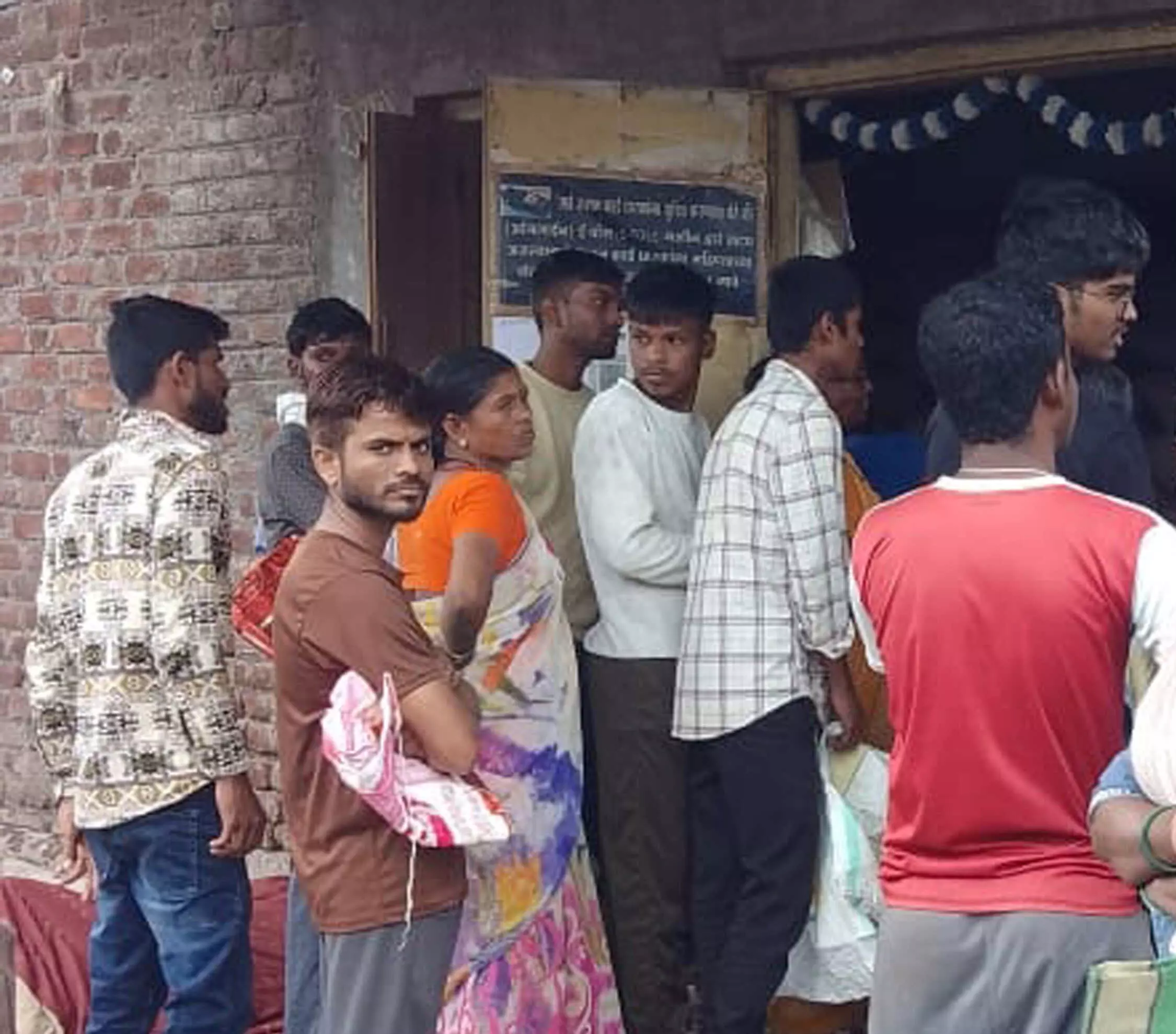 अमरावती में जिन दुकानों से ले रहे हैं राशन का चावल, उन्हीं को बेच रहे अमरावती में जिन दुकानों से ले रहे हैं राशन का चावल, उन्हीं को बेच रहे