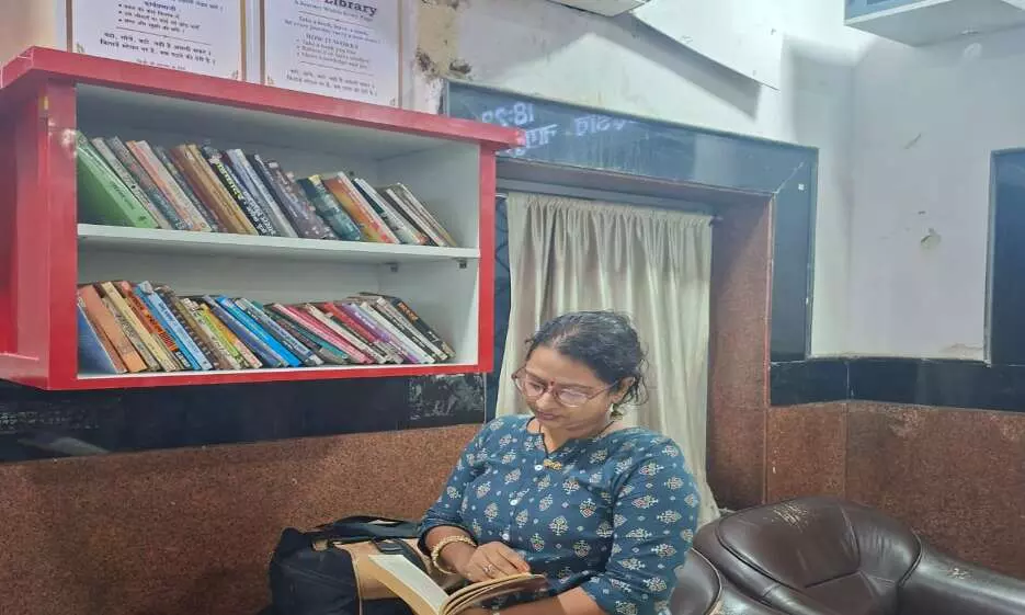 मध्यभारत के सबसे बड़े स्टेशन पर रेल लाइब्रेरी शुरू, अनूठी पहल से यात्री हो रहे रूबरू मध्यभारत के सबसे बड़े स्टेशन पर रेल लाइब्रेरी शुरू, अनूठी पहल से यात्री हो रहे रूबरू