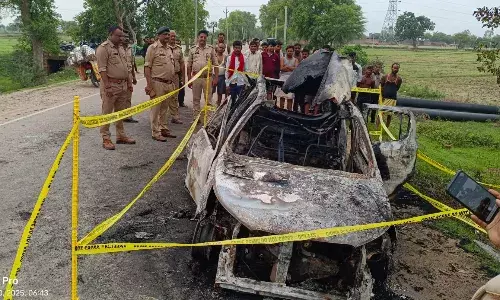 यूपी के हाइवे पर जलकर खाक हुई कार में मिली लाश यूपी के हाइवे पर जलकर खाक हुई कार में मिली लाश