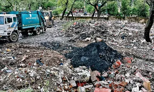 एक तरफ सौंदर्यीकरण की बातें, दूसरी ओर तालाब के किनारे ही बना दिया है कचरे का डम्पिंग पाॅइंट