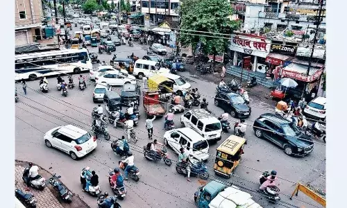 एक बस क्या मुड़ती है घंटों लग जाता है लम्बा-चौड़ा जाम