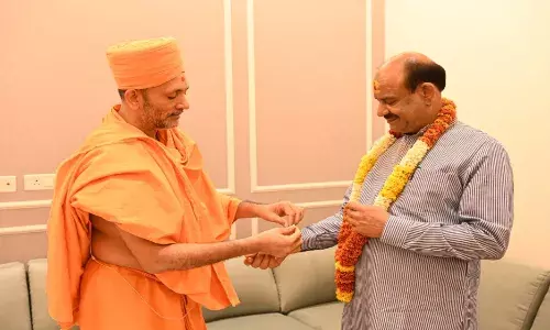 लोकसभा अध्यक्ष ओम बिरला ने बीएपीएस के स्वामी जी से की मुलाकात, कलाई पर बंधवाया धागा