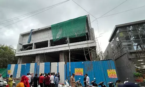 निर्माणाधीन बिल्डिंग का स्लैब गिरने से एक मजदूर की दर्दनाक मौत - तीन घायल