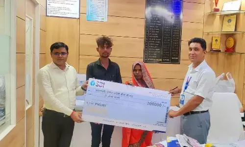 पीएम जीवन ज्योति योजना नॉमिनी को सौंपा गया दो लाख का चैक