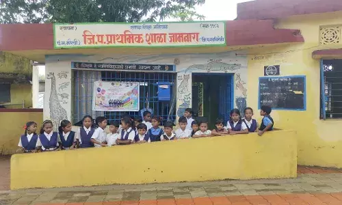 भरी बारिश में विद्यार्थी पहुंचे स्कूल, शिक्षकों ने मनाई छुट्‌टी, बगैर पढ़े ही घर लौटे