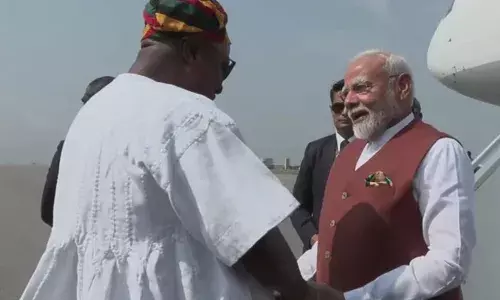पीएम मोदी का घाना में हुआ भव्य स्वागत, एयरपोर्ट पर रिसीव करने पहुंचे राष्ट्रपति महामा, 21 तोपों की सलामी के साथ दिया गया गार्ड ऑफ ऑनर