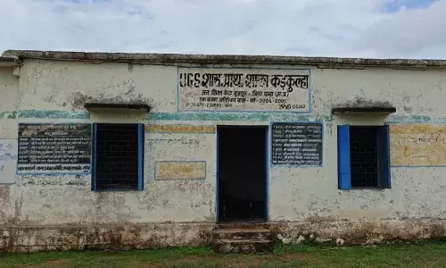 एक कमरे में एक साथ लगती है एक से पांच तक की कक्षायें, छत से स्कूल में टपकता है पानी, विद्यालय की हालत खराब बुनियादी व्यवस्थायें ही नहीं