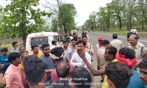 आदिवासी युवक से मारपीट, ग्रामीणों ने किया विरोध प्रदर्शन