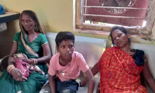 चालक को आई नींद की झपकी, नाला में पलटा लोडर, सात लोग हुए घायल