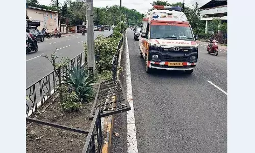 रोड डिवाइडर की जालियां टूटीं, कभी भी हो सकती है दुर्घटना