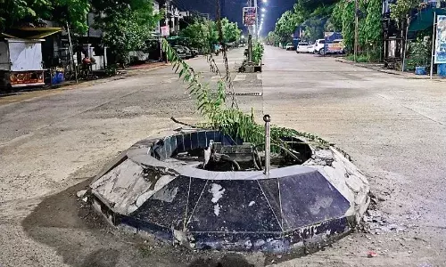 वाहन ने किया ऐसा हाल, चौराहे का स्मारक हुआ जमींदोज