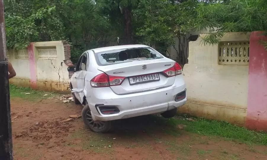 तेज रफ्तार कार ने तोड़ी रेल आवास की बाउंड्री तेज रफ्तार कार ने तोड़ी रेल आवास की बाउंड्री