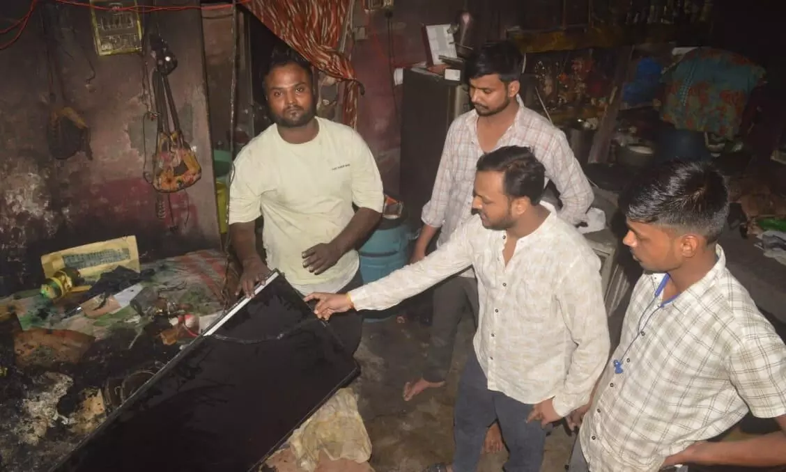 एसी में ब्लास्ट से घर में लगी आग, गृहस्थी का सामान हुआ खाक एसी में ब्लास्ट से घर में लगी आग, गृहस्थी का सामान हुआ खाक