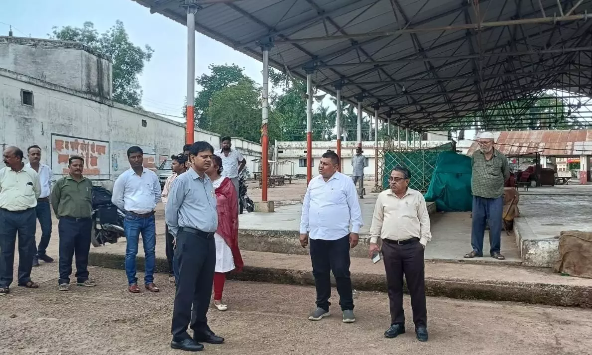 कलेक्टर ने फल एवं सब्जी मंडी स्थल का किया निरीक्षण, साप्ताहिक बाजार के व्यवस्थित संचालन के दिए निर्देश कलेक्टर ने फल एवं सब्जी मंडी स्थल का किया निरीक्षण, साप्ताहिक बाजार के व्यवस्थित संचालन के दिए निर्देश