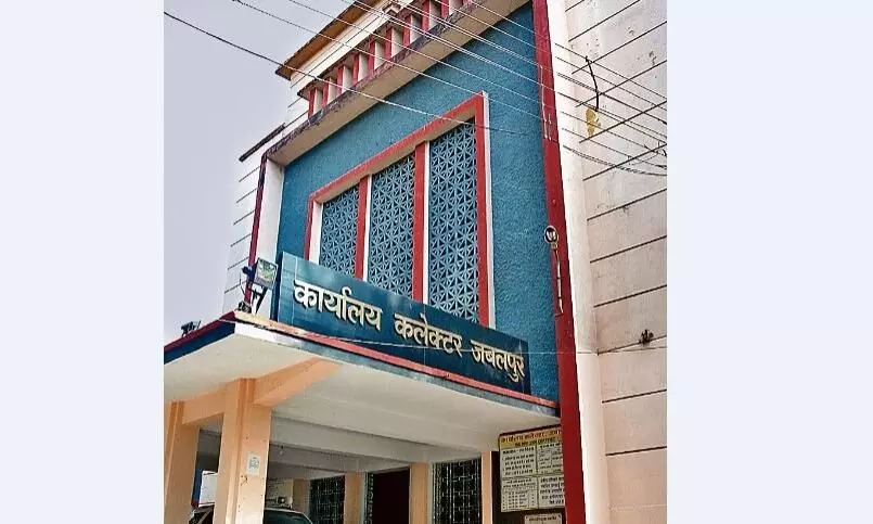 करोड़ों की सरकारी जमीन कर दी निजी व्यक्ति के नाम, 2 रीडर सस्पेंड करोड़ों की सरकारी जमीन कर दी निजी व्यक्ति के नाम, 2 रीडर सस्पेंड