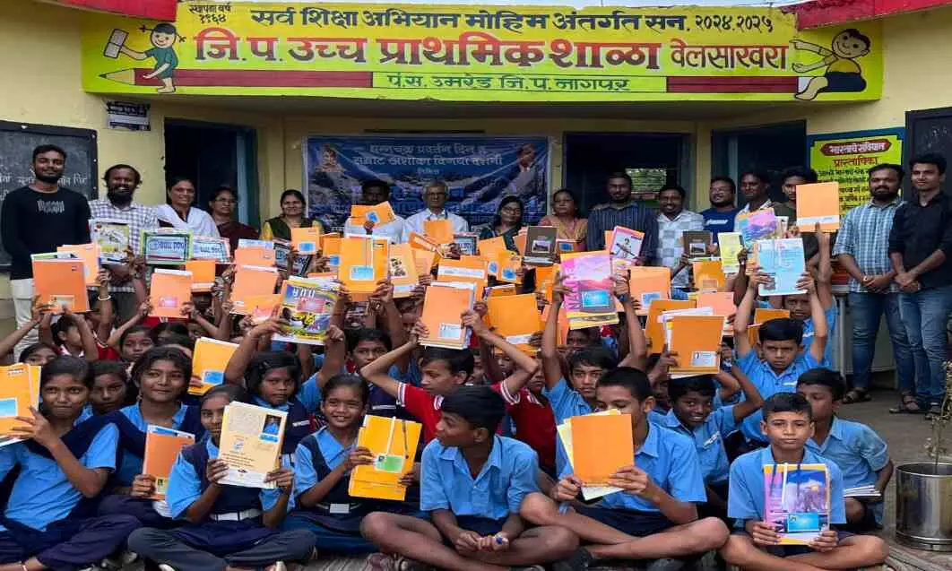 दत्तक विद्यालय के विद्यार्थियों को नोटबुक - स्लेट - पेन का किया गया वितरण दत्तक विद्यालय के विद्यार्थियों को नोटबुक - स्लेट - पेन का किया गया वितरण
