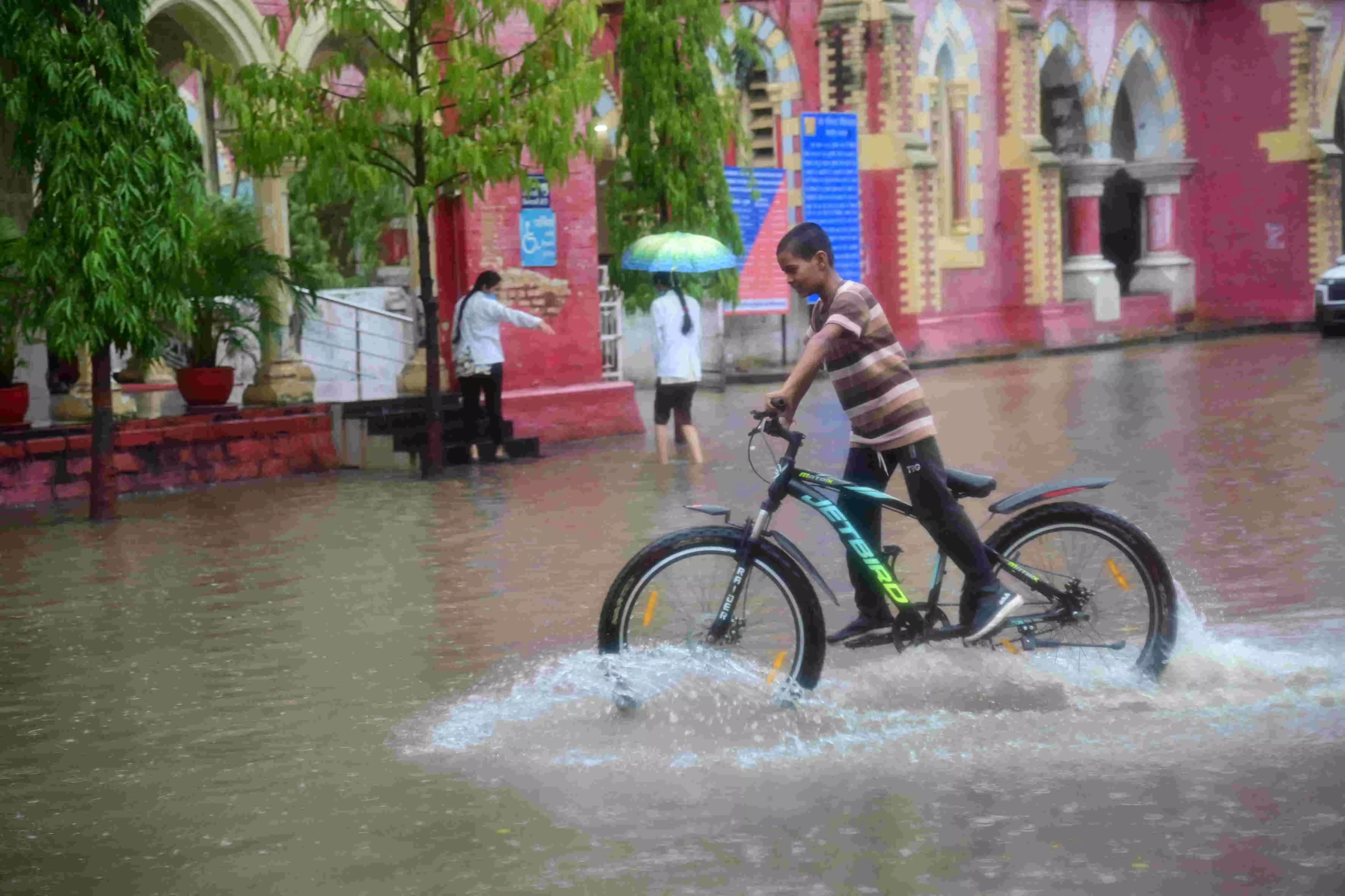 सुकून की बौछारों से खिले चेहरे, सड़कें जलमग्न और कॉलोनी कीचड़ के हवाले सुकून की बौछारों से खिले चेहरे, सड़कें जलमग्न और कॉलोनी कीचड़ के हवाले