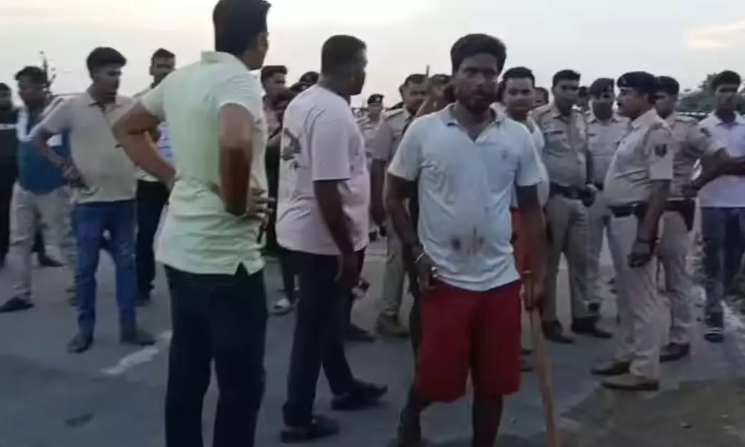 बिहार के सीवान में हुई तलवारबाजी, तीन लोगों की हुआ मौत, घटनास्थल पर एसपी समेत भारी संख्या में पहुंचा पुलिस बल बिहार के सीवान में हुई तलवारबाजी, तीन लोगों की हुआ मौत, घटनास्थल पर एसपी समेत भारी संख्या में पहुंचा पुलिस बल