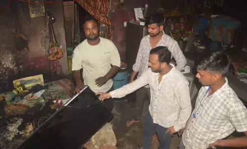 एसी में ब्लास्ट से घर में लगी आग, गृहस्थी का सामान हुआ खाक