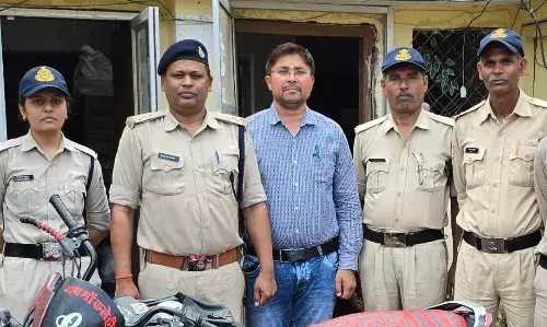 आबकारी पुलिस ने ३४० क्वार्टर अवैध शराब सहित मोटरसाइकिल को किया जप्त