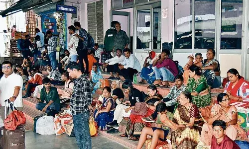 करोड़ों रुपए से संवर रहे मदन महल स्टेशन में सीढ़ियों पर बैठने को मजबूर हो रहे हैं पैसेंजर