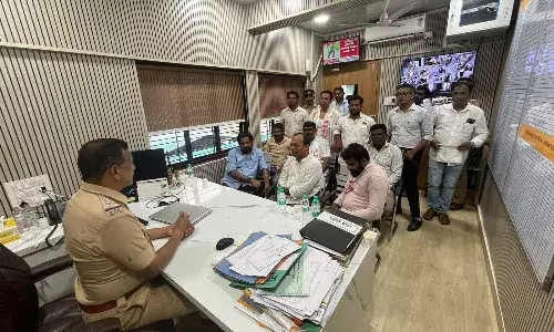 बैंकों की जबरन वसूली के खिलाफ बच्चू कडू का एसबीआई मुख्यालय के सामने प्रदर्शन