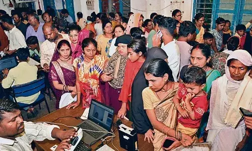 समय पर न सुधार हो रहा और न बदलाव जनता की परेशानी का सबब बना आधार