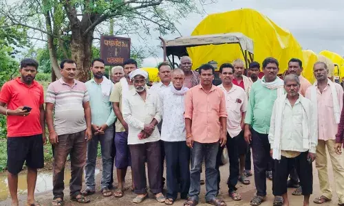 बारिश में 12 दिन से खरीदी केंद्र के सामने कतार लगाए खड़े हैं धान लदे ट्रैक्टर