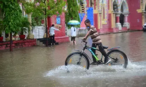 सुकून की बौछारों से खिले चेहरे, सड़कें जलमग्न और कॉलोनी कीचड़ के हवाले