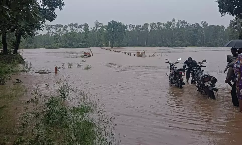 नदी-नाले उफान पर, रपटे-पुलिया ओवरफ्लो, आवाजाही हुई बाधित नदी-नाले उफान पर, रपटे-पुलिया ओवरफ्लो, आवाजाही हुई बाधित