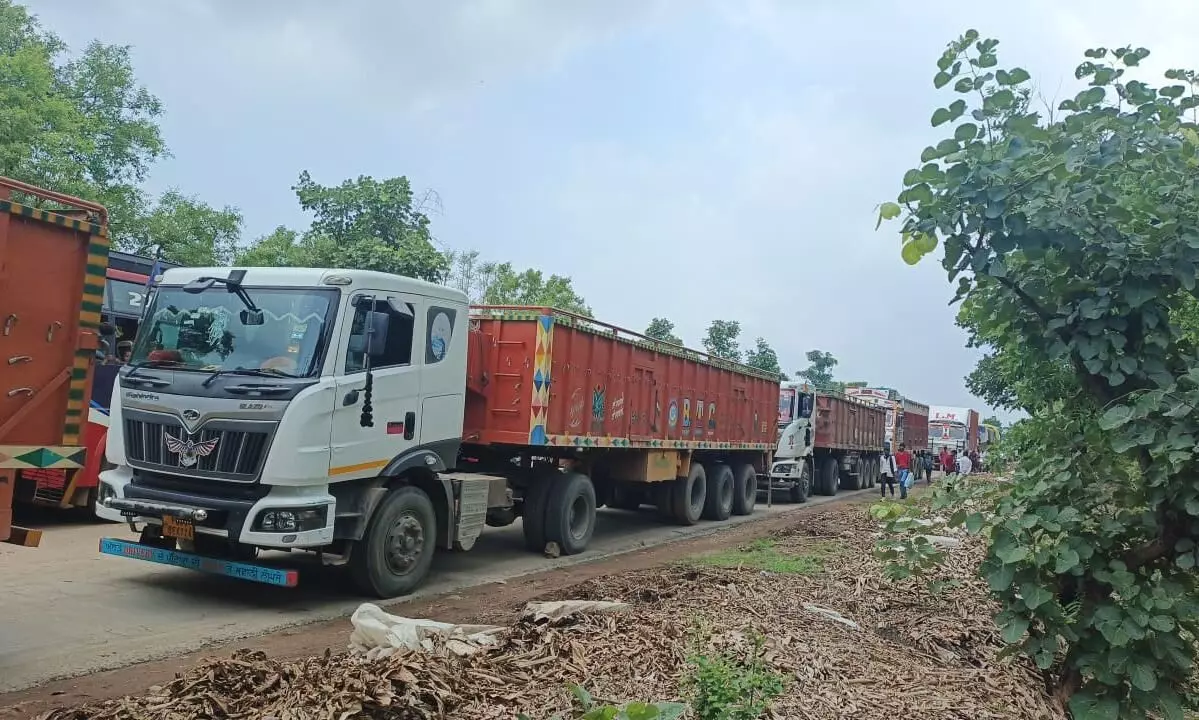 मझगवां थाना अंतर्गत स्टेट हाइवे-11 में पलटा ट्रक, 3 घंटे लगा रहा जाम मझगवां थाना अंतर्गत स्टेट हाइवे-11 में पलटा ट्रक, 3 घंटे लगा रहा जाम