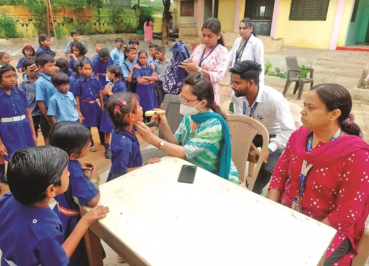 ग्रामीण क्षेत्र में दंत फ्लोरोसिस पीड़ितों की संख्या बढ़ रही, दूषित पानी से हो रहे बच्चों के दांत खराब ग्रामीण क्षेत्र में दंत फ्लोरोसिस पीड़ितों की संख्या बढ़ रही, दूषित पानी से हो रहे बच्चों के दांत खराब