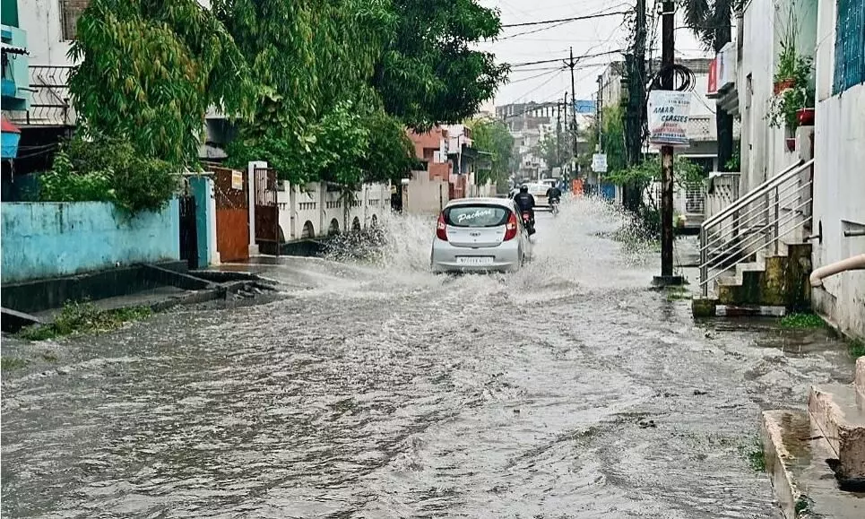 चंद घंटों में तकरीबन 3 इंच बरस गए बादल, सड़के जलमग्न, कॉलोनियां कीचड़ के हवाले चंद घंटों में तकरीबन 3 इंच बरस गए बादल, सड़के जलमग्न, कॉलोनियां कीचड़ के हवाले