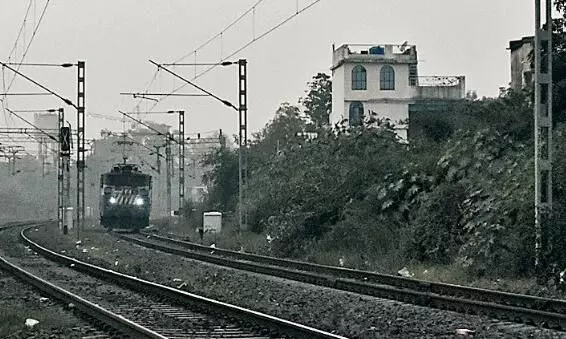 मानसून में अलर्ट हुआ रेलवे, ट्रैक पर बढ़ाई पेट्राेलिंग, चौकीदारों की भी कर दी तैनाती मानसून में अलर्ट हुआ रेलवे, ट्रैक पर बढ़ाई पेट्राेलिंग, चौकीदारों की भी कर दी तैनाती