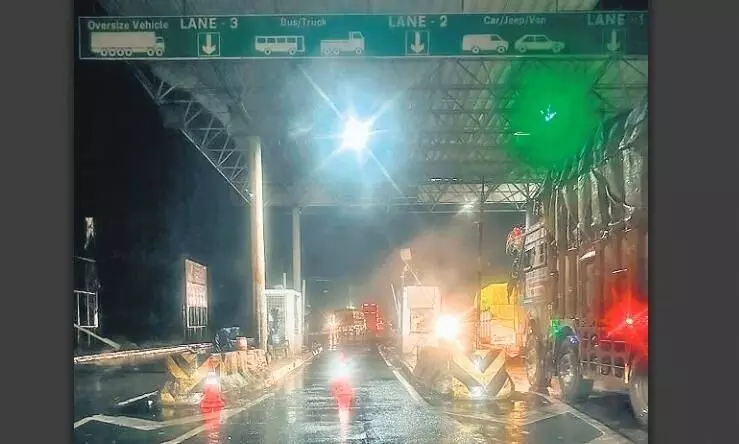 बरेला के टोलनाका में मनमानी, केवल एक लेन चालू होने से लग रहा जाम, वाहन चालक त्रस्त बरेला के टोलनाका में मनमानी, केवल एक लेन चालू होने से लग रहा जाम, वाहन चालक त्रस्त