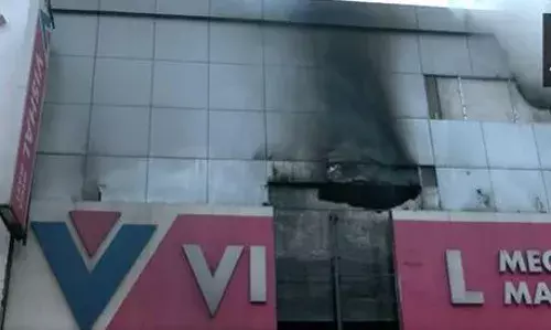 करोल बाग के विशाल मेगा मार्ट में लगी भयानक आग, लिफ्ट में फंसे शख्स की मौत, चरों तरफ अफरा-तफरी