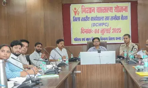 जरूरतमंद बच्चों के लिए संचालित कल्याणकारी योजनाओं का बेहतर क्रियान्वयन सुनिश्चित करें: कलेक्टर जरूरतमंद बच्चों के लिए संचालित कल्याणकारी योजनाओं का बेहतर क्रियान्वयन सुनिश्चित करें: कलेक्टर