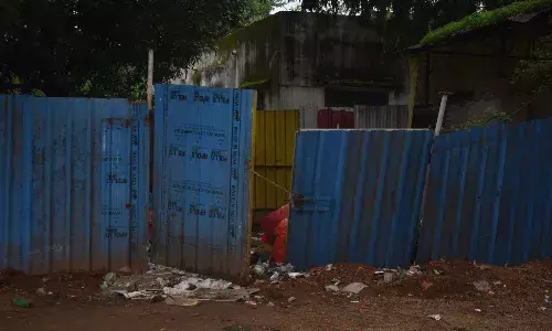 जिला अस्पताल..बायोमेडिकल वेस्ट से उठ रही दुर्गंध, यहां से गुजरना हुआ दूभर