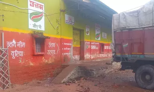 विपणन संघ का गोदाम परिसर दलदल में हुआ तब्दील, फर्शीकरण नहीं होने से बरसात में हर साल बद्तर हो जाती है स्थिति विपणन संघ का गोदाम परिसर दलदल में हुआ तब्दील, फर्शीकरण नहीं होने से बरसात में हर साल बद्तर हो जाती है स्थिति