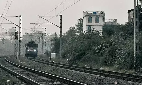 मानसून में अलर्ट हुआ रेलवे, ट्रैक पर बढ़ाई पेट्राेलिंग, चौकीदारों की भी कर दी तैनाती