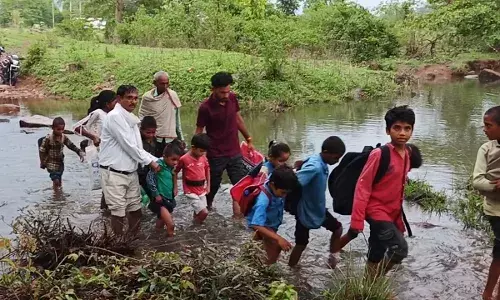 पाली में नाले पर पुलिया न होने से जान जोखिम में डालकर पढने जा रहे बच्चे