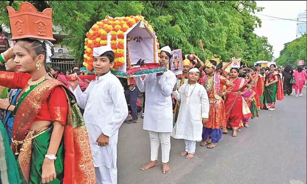 पारंपरिक वारकरी वेशभूषा में निकली दिंडी, ढ़ाई हजार से अधिक विद्यार्थी शामिल पारंपरिक वारकरी वेशभूषा में निकली दिंडी, ढ़ाई हजार से अधिक विद्यार्थी शामिल
