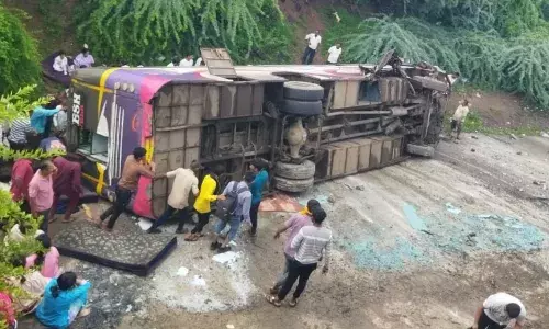 इंदौर से जलगांव जा रही यात्रियों से भरी बस पुल से नीचे जा गिरी, एक मौत - कई घायल
