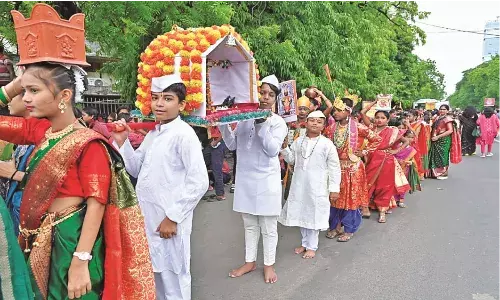 पारंपरिक वारकरी वेशभूषा में निकली दिंडी, ढ़ाई हजार से अधिक विद्यार्थी शामिल